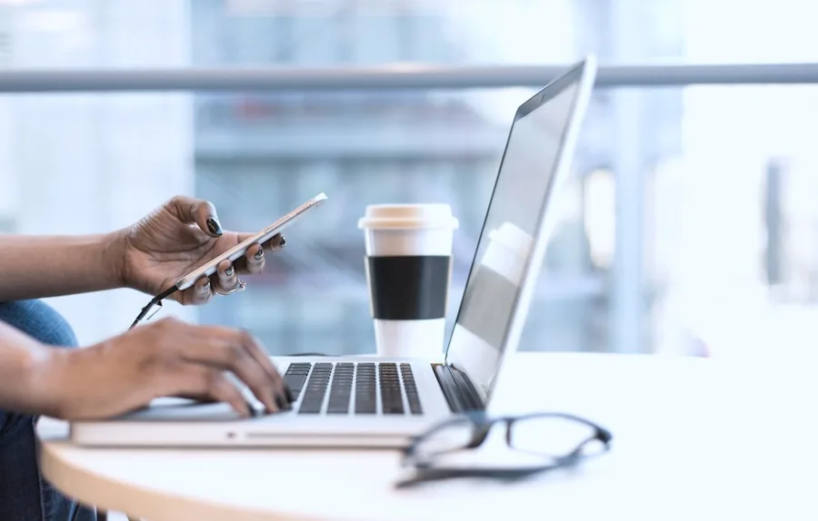 Smartphone und Laptop bei der Leadgenerierung