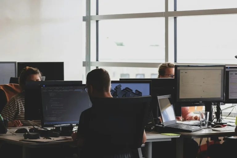IT-Team arbeitet an mehreren Bildschirmen