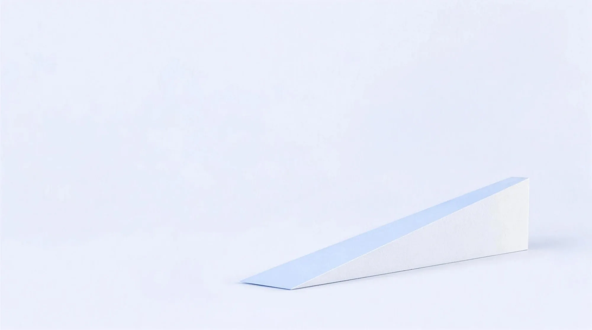 Rampe aus gefaltetem Papier, von der ein Papierflieger abhebt – Bild für den Start eines Vertriebssystems