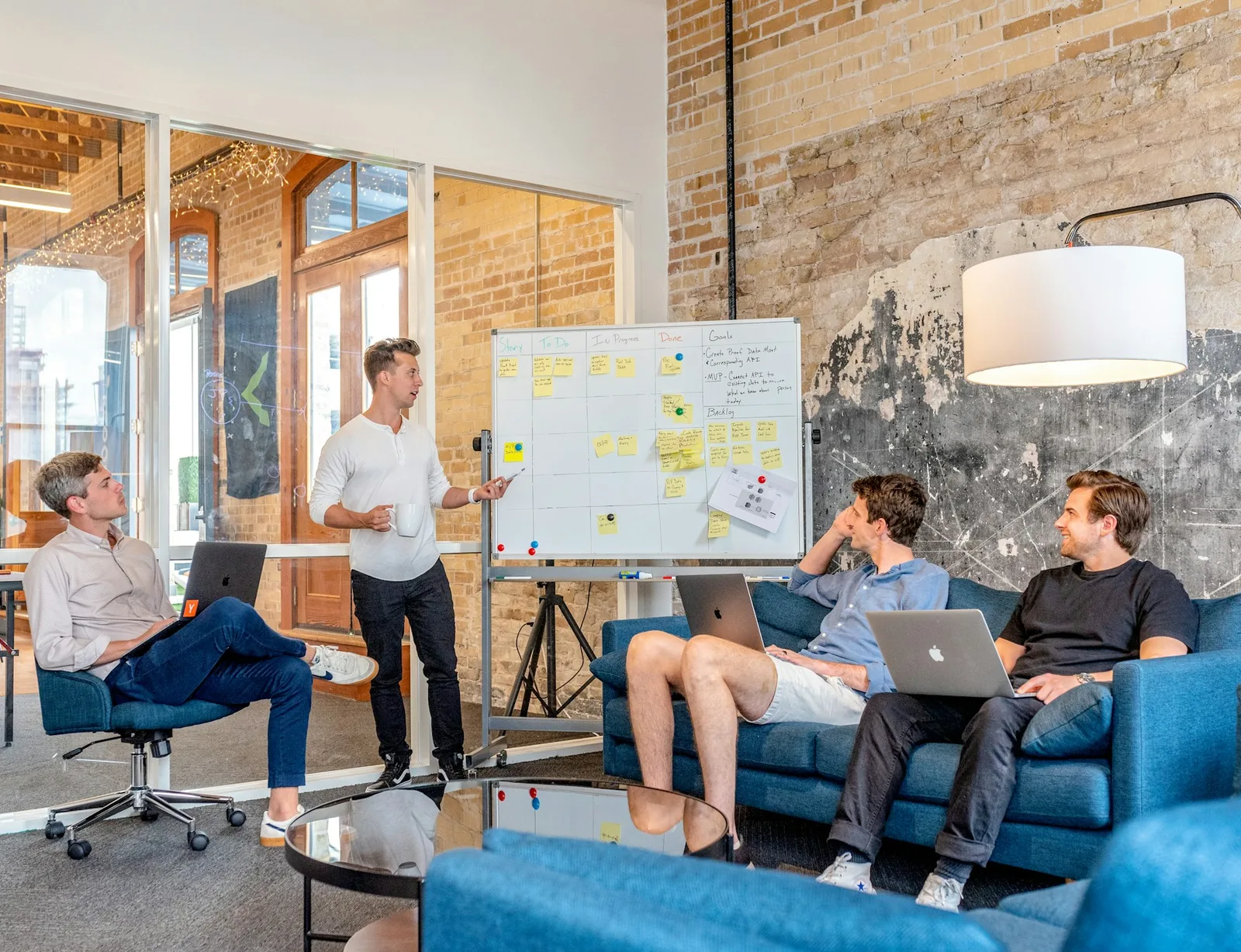 Das Team von Sales Culture bespricht sich an einem Whiteboard